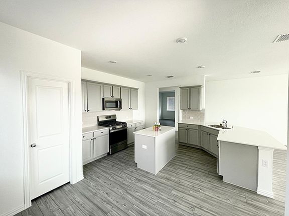 4th image of 2505 Starwater Dr