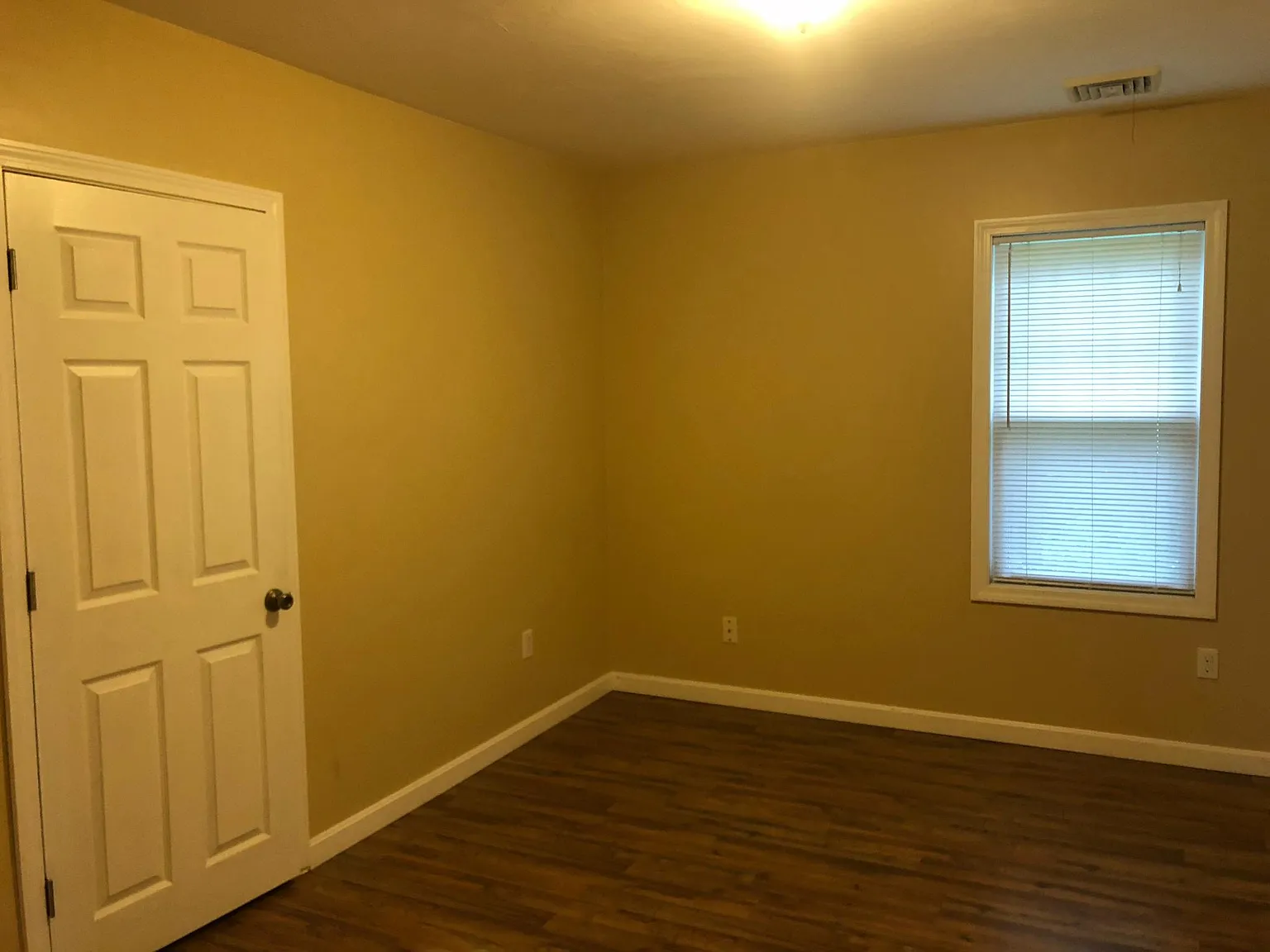 3 bed, 1200 sqft, $2,300 — Photo 2