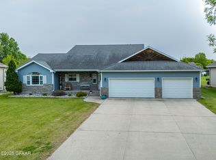 915 5th Ave SE, East Grand Forks, MN 56721