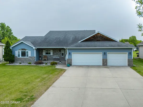915 5th Ave SE, East Grand Forks, MN 56721
