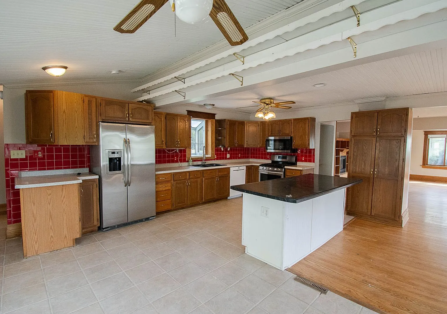 Bright, freshly painted home with HUGE garage space! — Photo 2