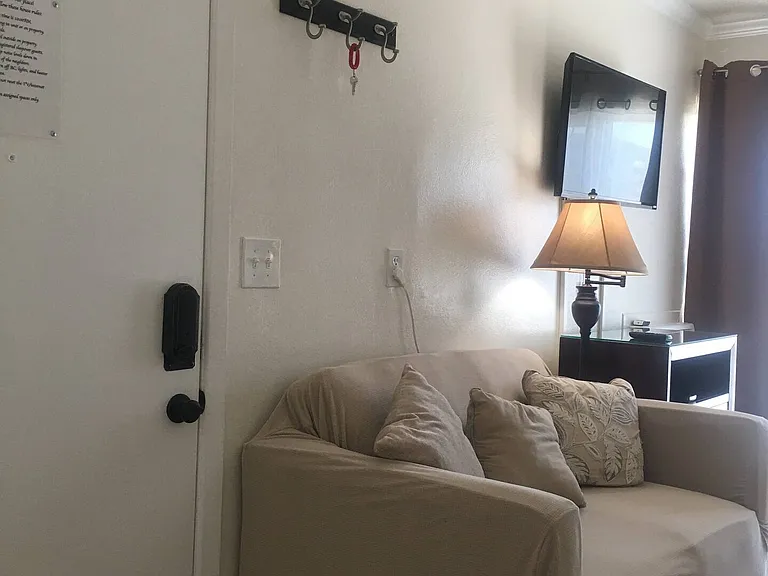 2313 Montrose Ave #6 — Photo 8