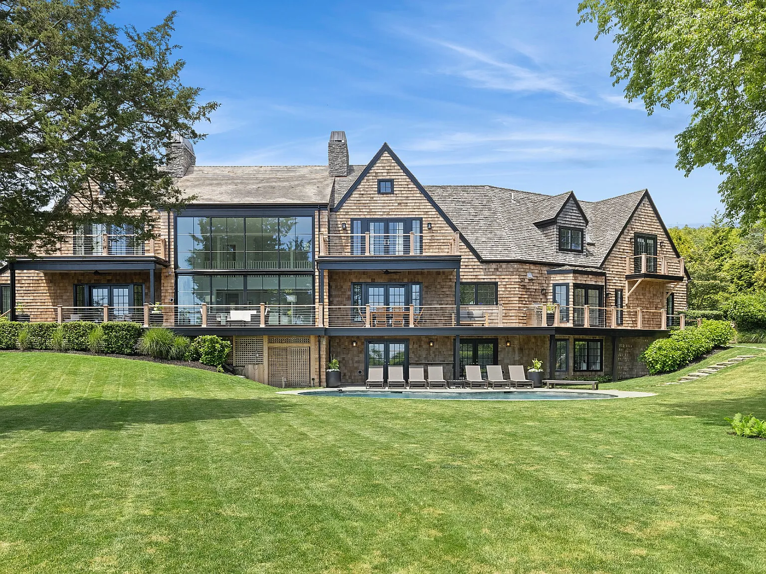 Waterfront home — Photo 1