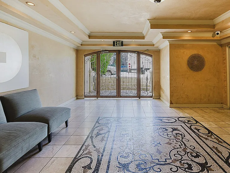 1154 S Barrington Ave — Photo 24