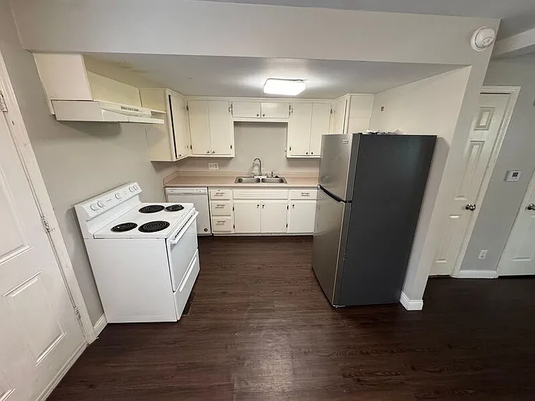 2929 E University St #9 — Photo 3