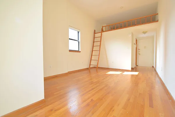 Rented by Street Realty Brokerage LLC | media 9