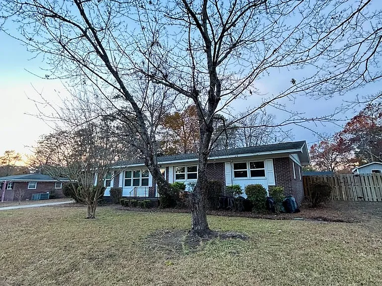 408 Lynette Dr — Photo 2