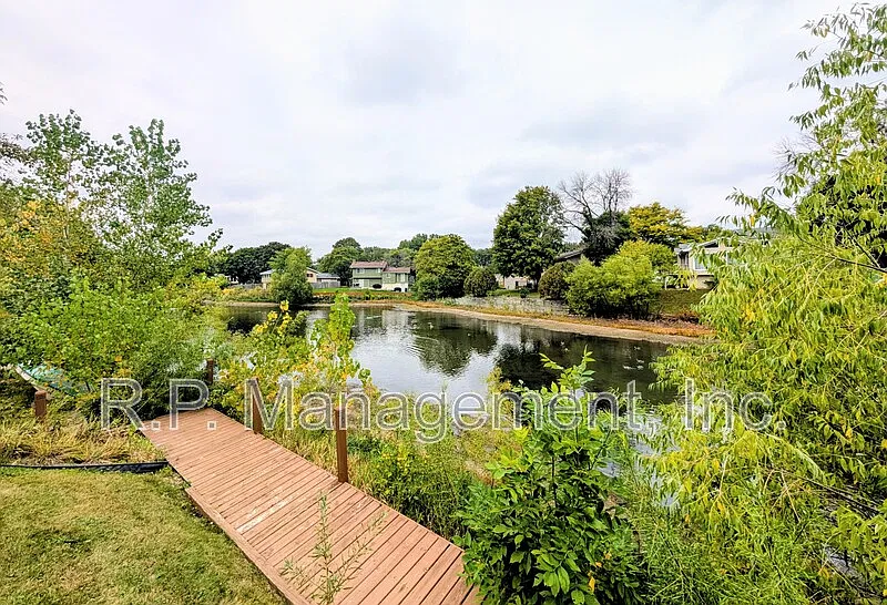 3 bed, 2.0 bath, 2000 sqft, $2,322 — Photo 4