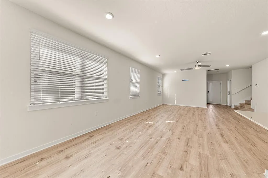 4 bed, 3.0 bath, 2322 sqft, $2,400 — Photo 4