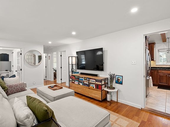 5th image of 224 Burlington Ave