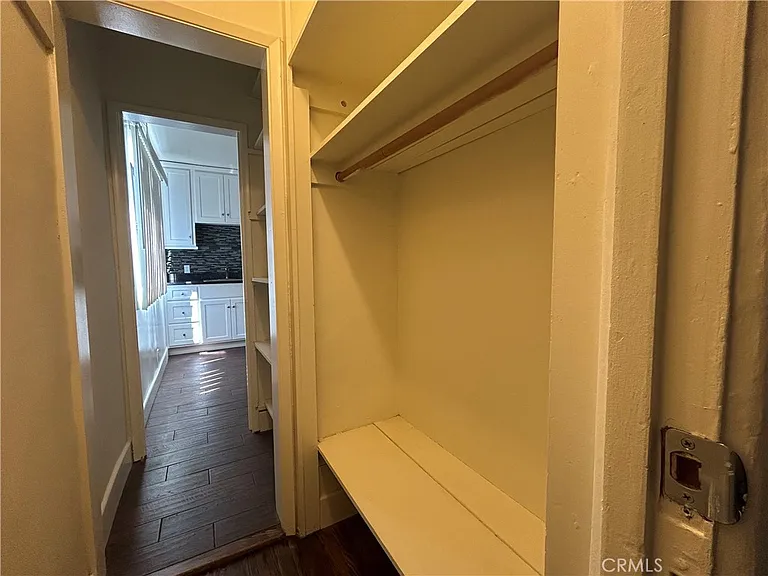 214 E Stocker St #B — Photo 8