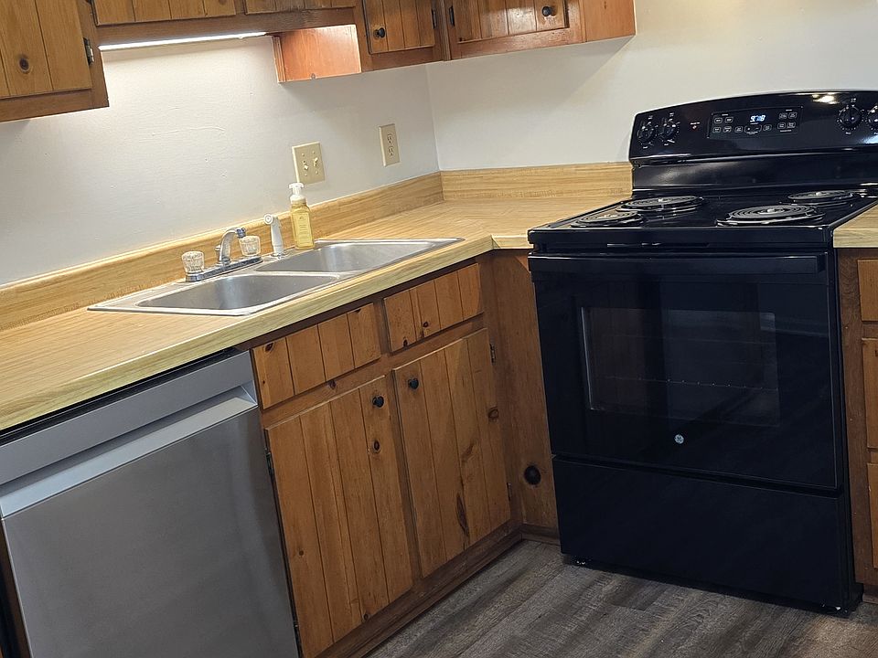 New appliances and flooring. Ice maker.