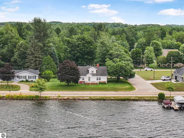 1623 Sunnyside Dr, Cadillac, MI 49601