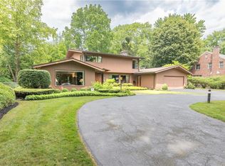 221 Georgian Court Rd, Rochester, NY 14610
