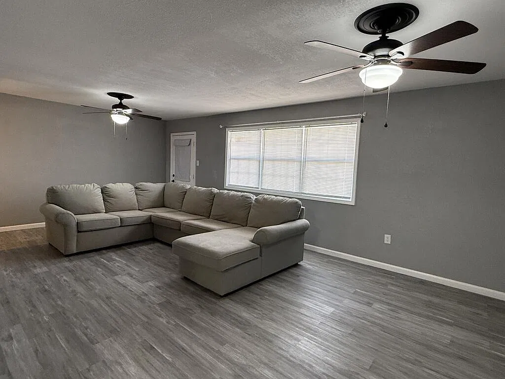 3 bed, 2.0 bath, 1707 sqft, $2,600 — Photo 2