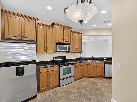 5th image of 210 Shell Falls Dr