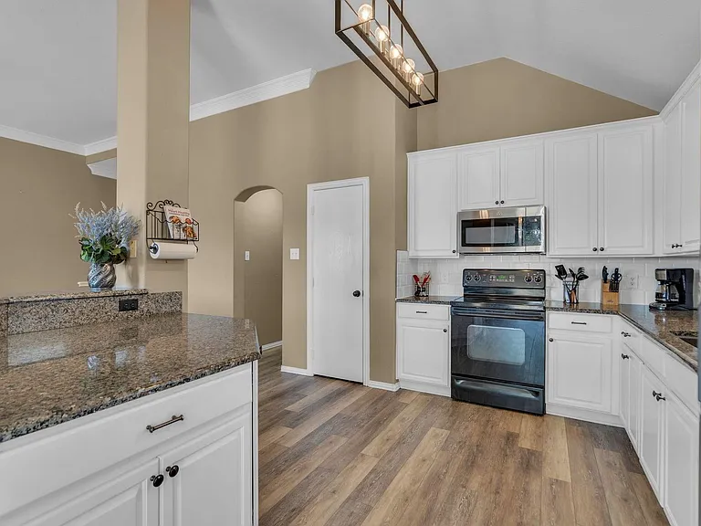 3917 Miramar Dr — Photo 13