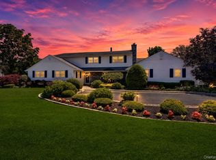 257 Shadybrook Ln, West Islip, NY 11795
