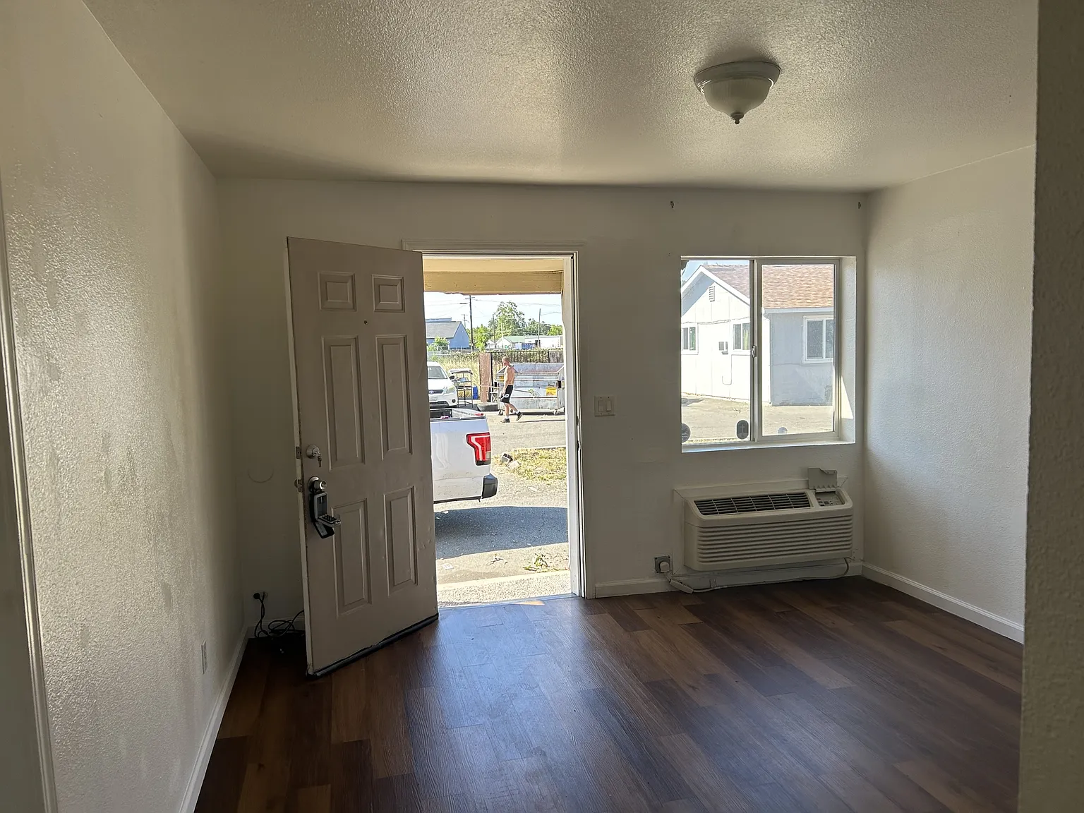 5702 Lindhurst Avenue - 5702 — Photo 3