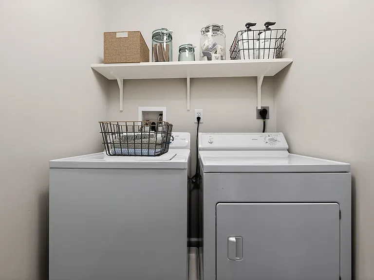 Transform your daily routine at Mansions at Delmar, an Eagle Rock Community, where convenience meets comfort. Enjoy in-unit laundry facilities that make life easier. Take the first step towards your new home today!