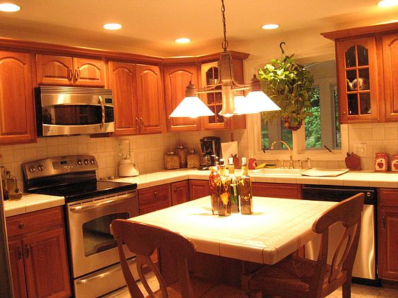 Updated Eat-In Kitchen with Stainless Applicances