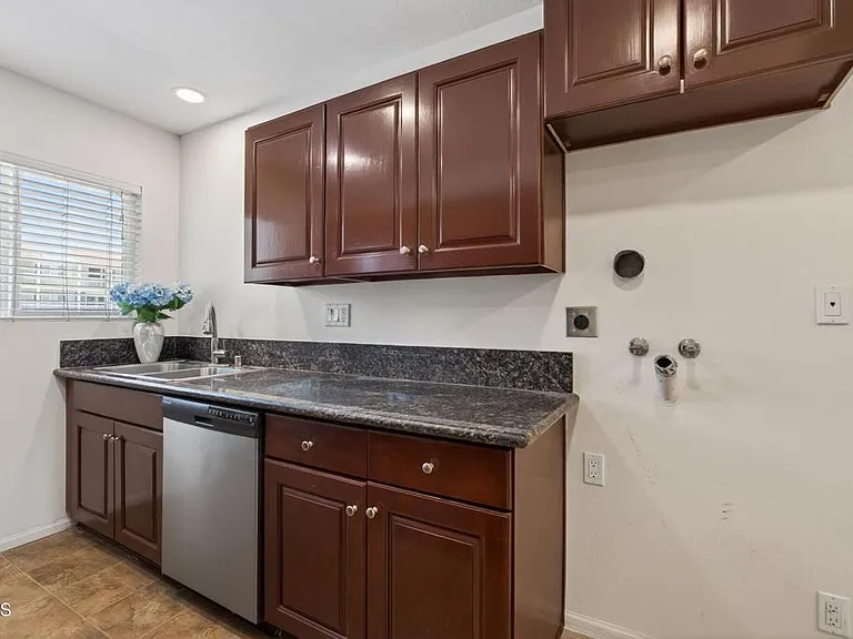 225 S Ventura Rd #101 — Photo 9