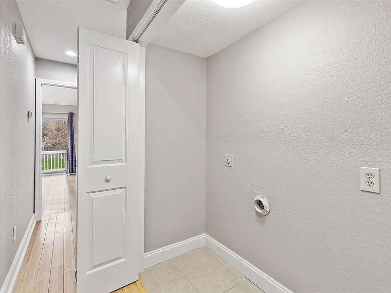 906 Canal St — Photo 13
