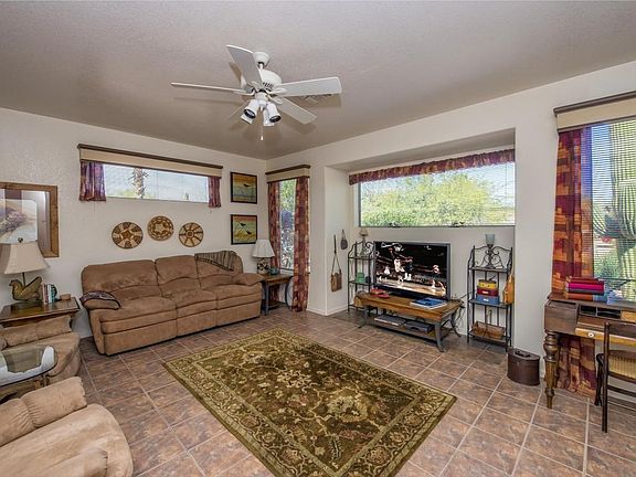 005_Family Room