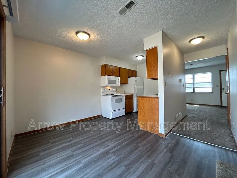 2 bed, 1.0 bath, $895 — Photo 2