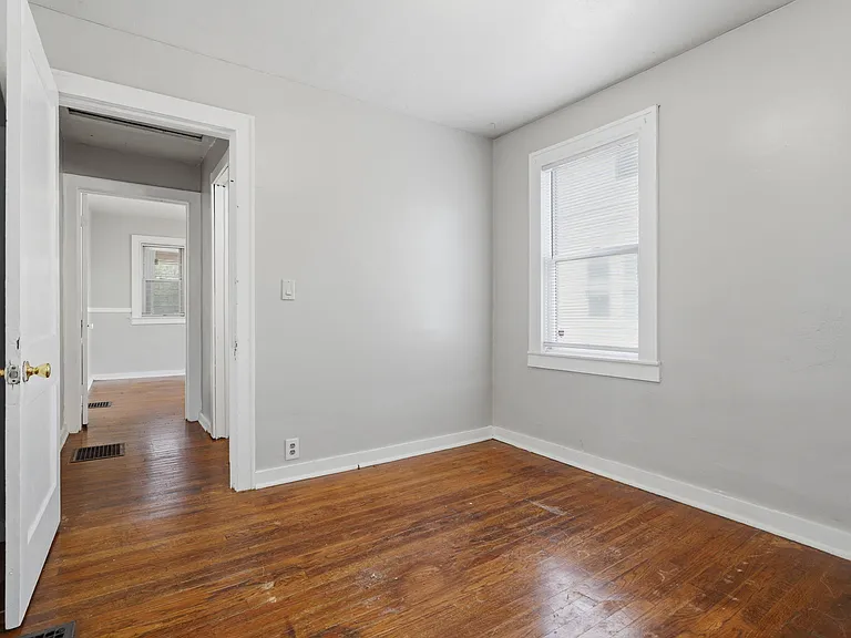554 Buist St SW — Photo 15