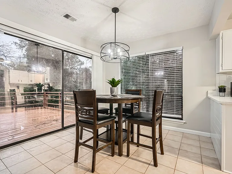 1040 Terramont Dr — Photo 16