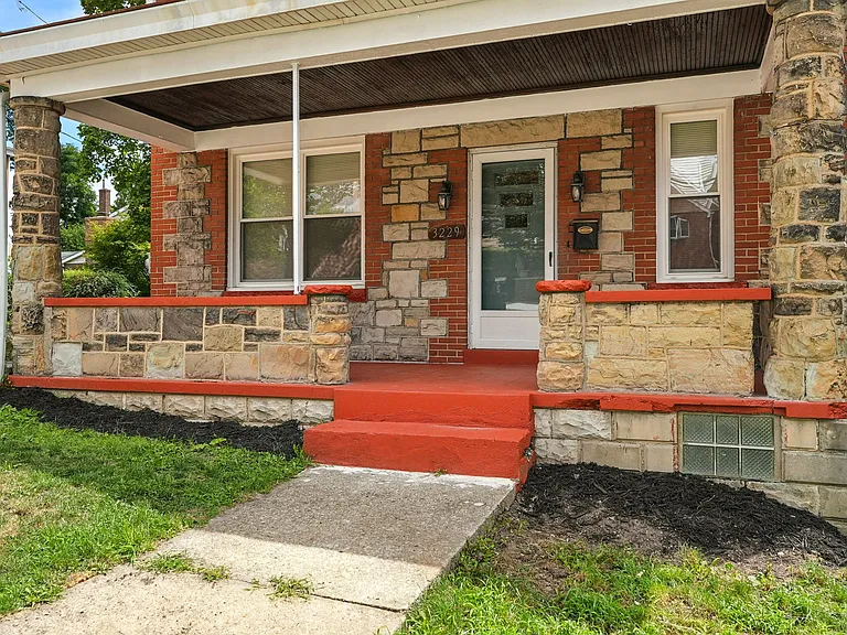 3229 Beacon Hill Ave — Photo 2