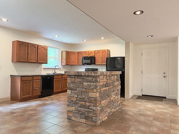 3rd image of 136 Waters Rd