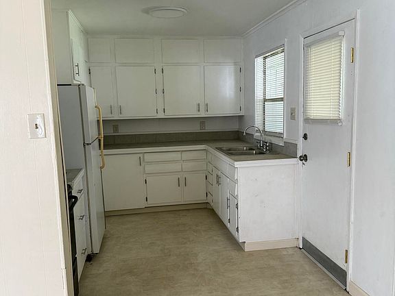 3rd image of 111 Racine Dr