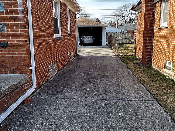 2nd image of 25785 Koontz St