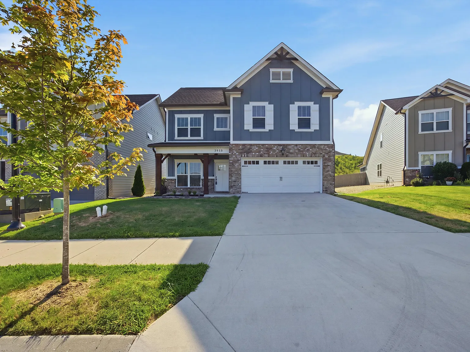 4 bed, 2.5 bath, 2282 sqft, $3,200 — Photo 2