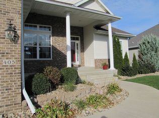 405 Phaeton Dr, Robins, IA 52328