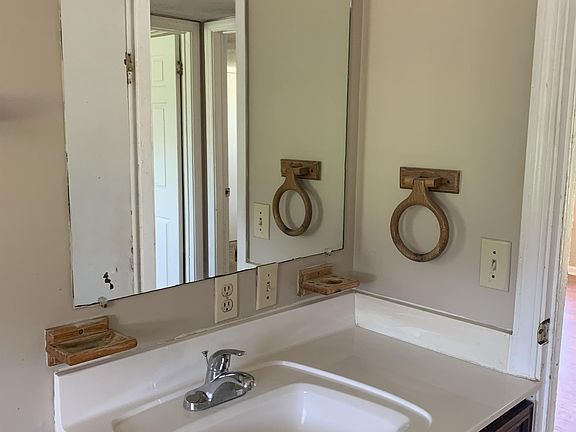 5th image of 204 Angel Ct
