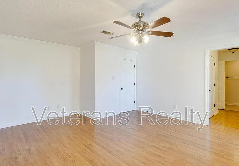 1210 Spring Dr — Photo 17