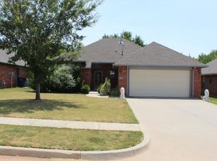 540 E Linden Ln, Mustang, OK 73064