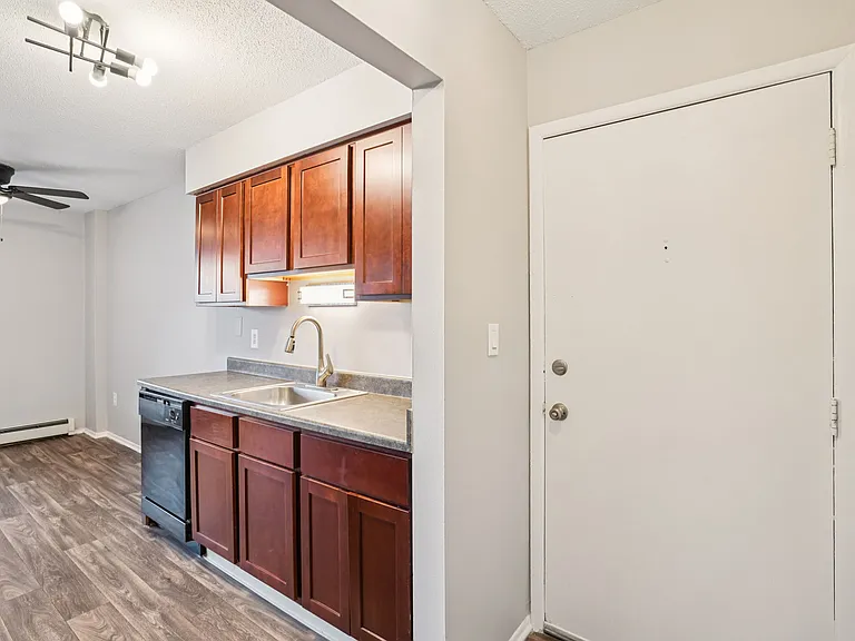 Hillcrest Club Apartments — Photo 37