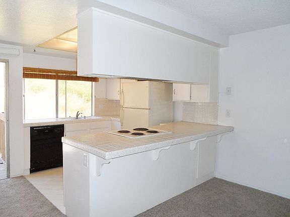 Kitchen with breakfast bar