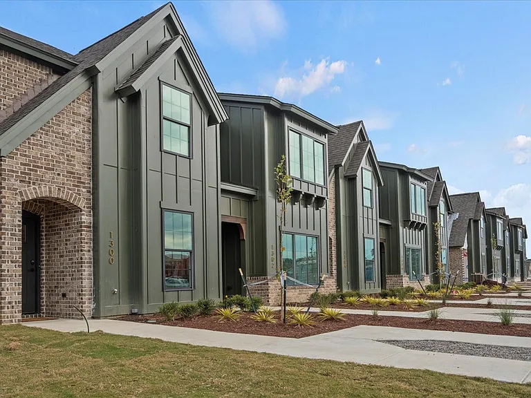 1308 Twelve Oaks Ln #1 — Photo 1