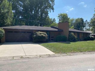 2000 Clubview Dr, Leland Grove, IL 62704