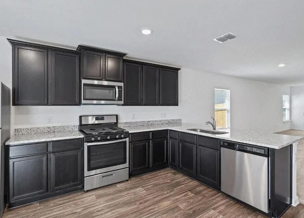 3 bed, 2.0 bath, 1580 sqft, $1,600 — Photo 4