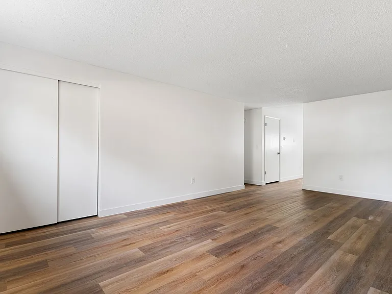 1036 E Desmet Ave — Photo 3