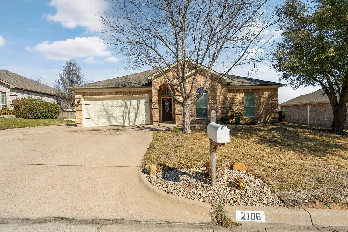 Building Photo - 2106 Deerwood Ct