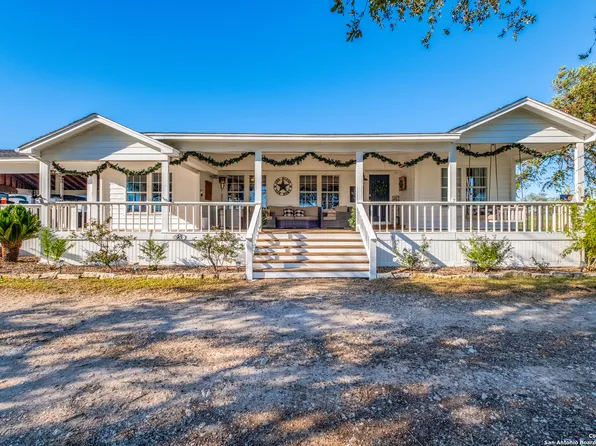 120 Horseshoe Dr, Mathis, TX 78368