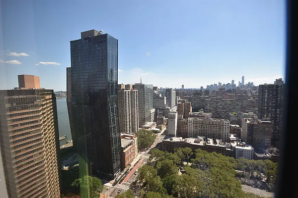 Sold by Luxury Habitat | media 11