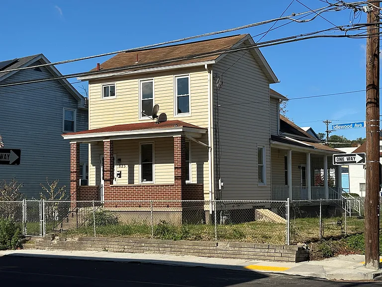 823 Idlewood Ave — Photo 2